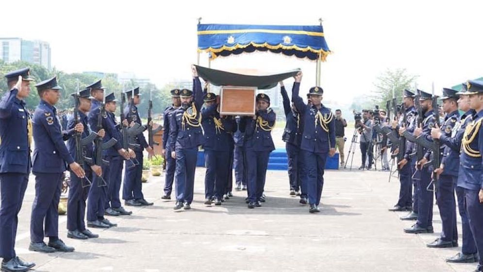 মানিকগঞ্জে নানার কবরেই আসিম জাওয়াদের দাফন, জানাজায় হাজারো মানুষ