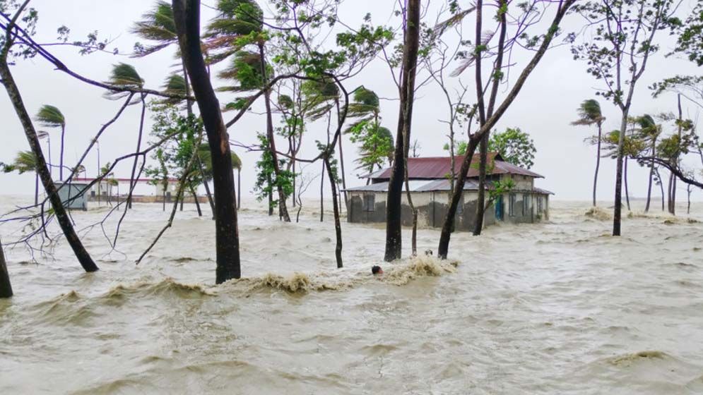 গভীর নিম্নচাপে পরিণত ঘূর্ণিঝড় রেমাল, নামল মহাবিপদ সংকেত