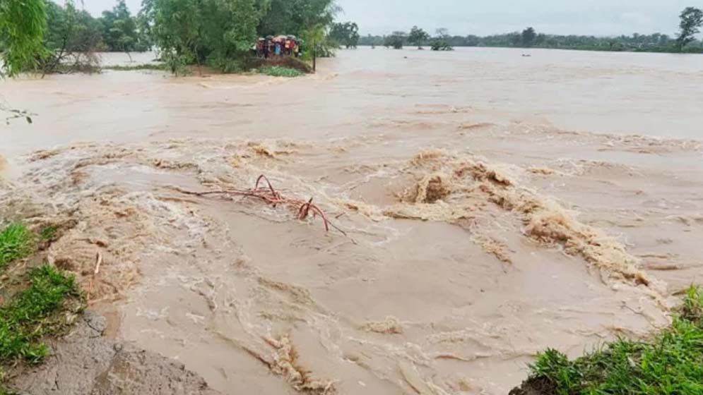 ভারত থেকে আসা পাহাড়ি ঢলে বেড়িবাঁধ ভেঙে লোকালয়ে পানি