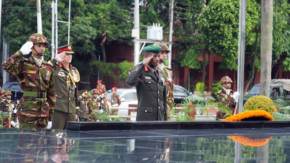 শিখা অনির্বাণে ফুল দিলেন রুয়ান্ডার শীর্ষ সেনা কর্মকর্তা