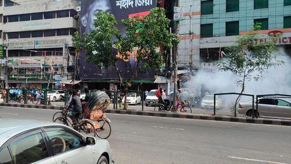 বিএনপির কেন্দ্রীয় কার্যালয়ের সামনে ককটেল বিস্ফোরণ, আউটলুকের দিলশানাসহ আহত ৪