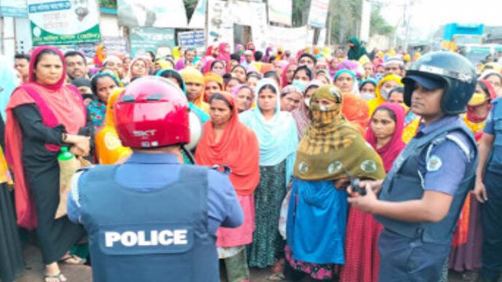 গাজীপুরে বকেয়া বেতনের দাবিতে শ্রমিকদের সড়ক অবরোধ