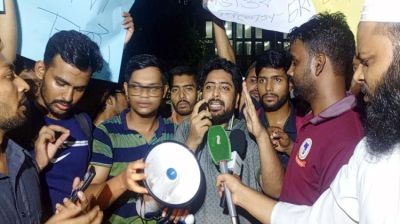 কোটা পুনর্বহালের প্রতিবাদে রাজপথে শিক্ষার্থীরা