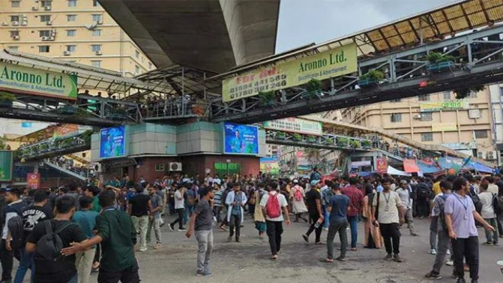 মিরপুর ১০ নম্বরে শিক্ষার্থীদের অবরোধ