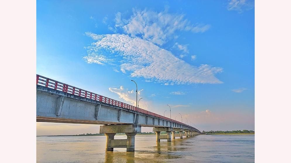 কার্পেটিংয়ে গর্তের পর এবার রংপুরে শেখ হাসিনা সেতুর রেলিংয়ে ফাটল