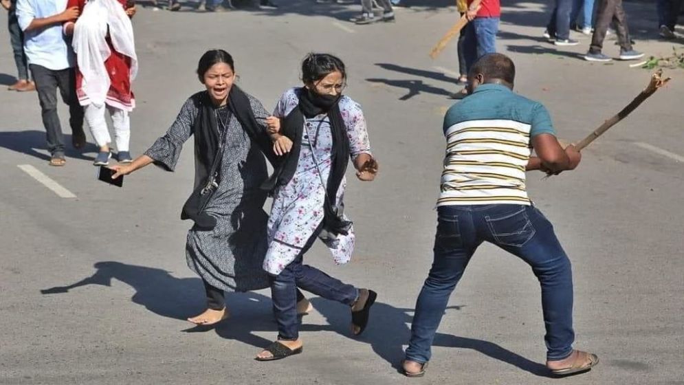 বহিরাগতদের নিয়ে ঢাবিতে ছাত্রলীগের তাণ্ডব