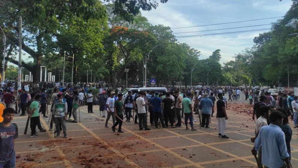 হেলমেট লাঠি নিয়ে ছাত্রলীগের সমাবেশ