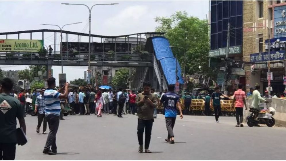 কোটা সংস্কারের দাবিতে ঢাকাসহ দেশের বিভিন্ন সড়কে অবরোধ