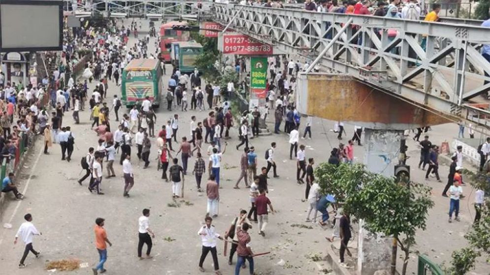 সায়েন্সল্যাবে কোটা আন্দোলনকারীদের ওপর ছাত্রলীগের হামলা, চলছে সংঘর্ষ