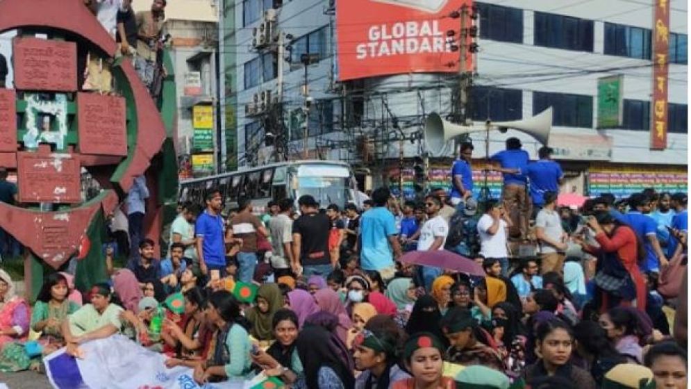 গুলিস্তান জিরো পয়েন্ট অবরোধ করেছেন শিক্ষার্থীরা