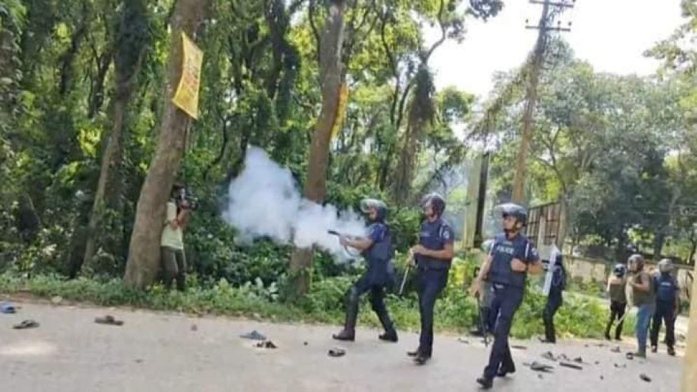 কুমিল্লা বিশ্ববিদ্যালয়ে শিক্ষার্থীদের ওপর পুলিশের গুলি-টিয়ার শেল