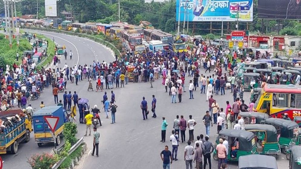 কোটা বাতিলের দাবিতে ঢাকা-আরিচা মহাসড়ক অবরোধ