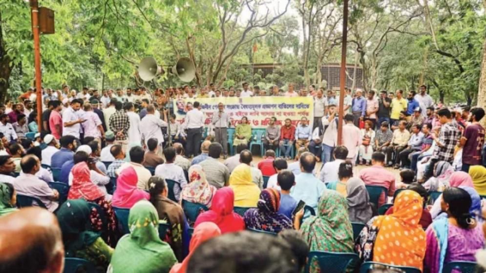 কর্মবিরতি অব্যাহত রাখার ঘোষণা শিক্ষকদের