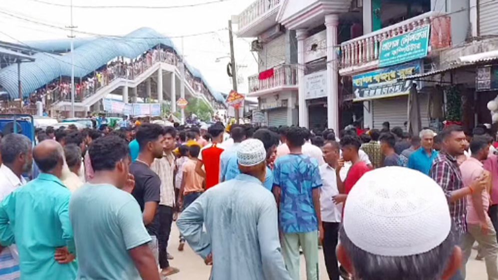 আইনমন্ত্রীকে ফুল দেওয়া নিয়ে আওয়ামী লীগের দুই পক্ষে সংঘর্ষ