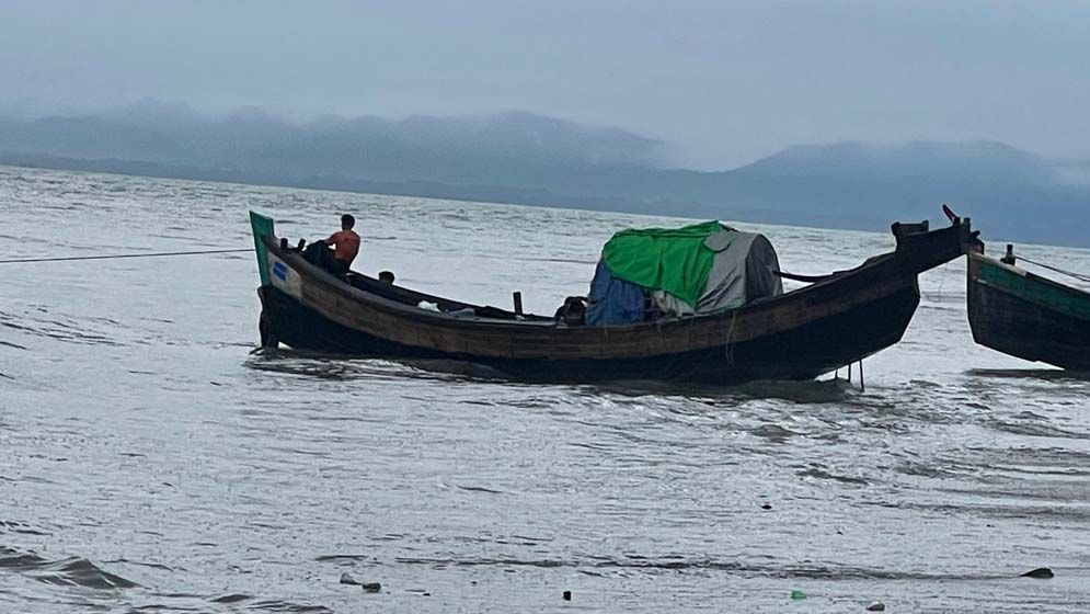 মংডু ছাড়ছে রোহিঙ্গারা