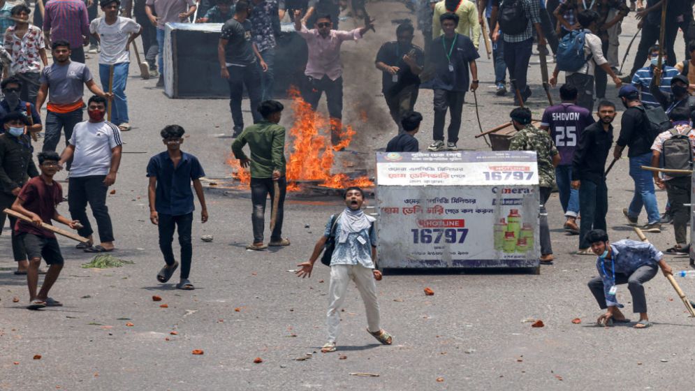 ঢাকার রাজপথ রক্তাক্ত, পুলিশের গুলি, নির্যাতন