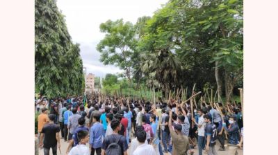 কুবিতে ছাত্রলীগের দেওয়া তালা ভেঙে শিক্ষার্থীদের বিক্ষোভ