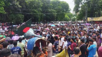 রাজু ভাস্কর্যের সামনে জড়ো হচ্ছেন শিক্ষার্থীরা