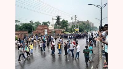 পুলিশের বাধা উপেক্ষা করে ঢাকা-আরিচা মহাসড়ক অবরোধ শিক্ষার্থীদের