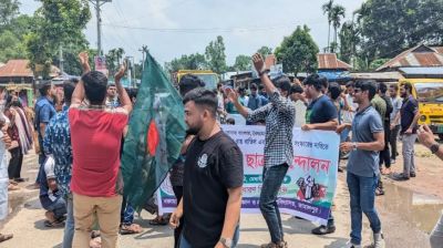 জামালপুর-দেওয়ানগঞ্জ মহাসড়কে শিক্ষার্থীদের অবস্থান