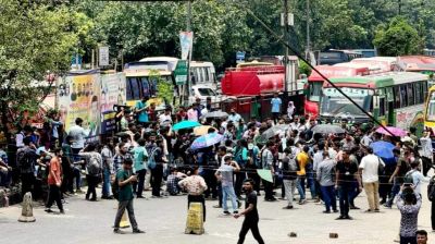 বাড্ডায় সড়ক অবরোধ করে শিক্ষার্থীদের বিক্ষোভ