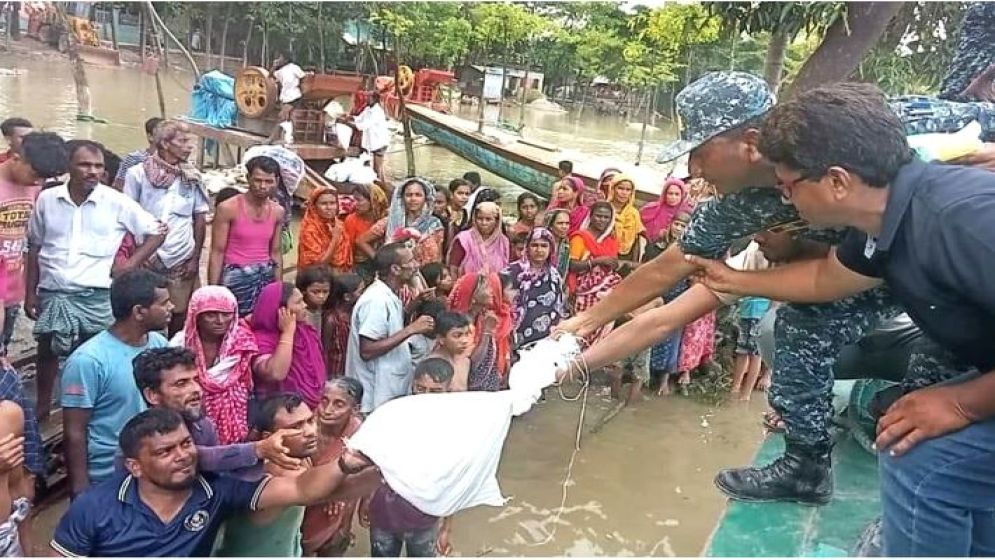 ফেনীতে চিকিৎসা সহায়তা ও উদ্ধার অভিযান পরিচালনা করছে নৌবাহিনী