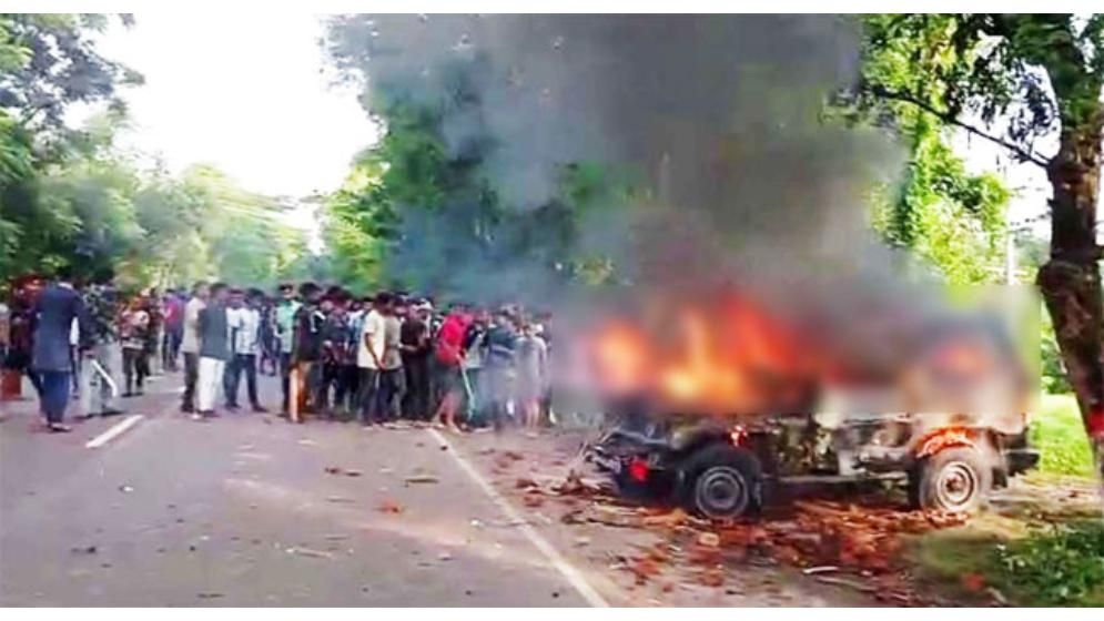 গোপালগঞ্জে সেনাবাহিনীর গাড়িতে আগুন দিল আ.লীগ, আহত ১৫