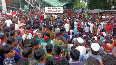 ব্যারিকেড ভেঙে বায়তুল মোকাররম ও সায়েন্সল্যাবে শিক্ষার্থী-জনতার গণমিছিল