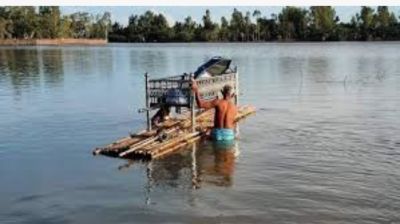 প্রিয়জনকে হারানোর বেদনার মধ্যে নতুন বেদনা লাশ ভাসানো