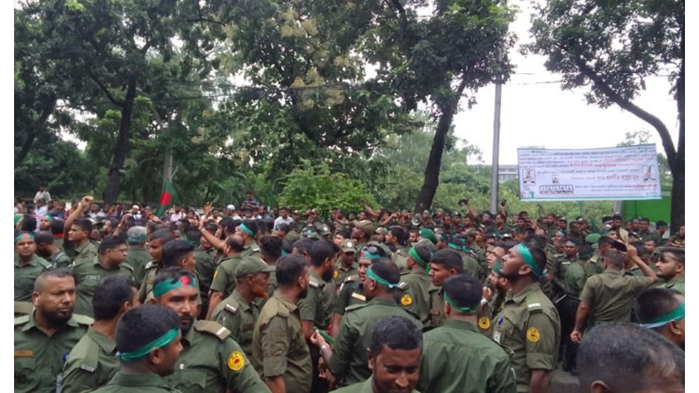 সাবেক ডিজি আমিনুল হকের উসকানিতে অঙ্গীভূত আনসার সদস্যদের বিশৃঙ্খলা!