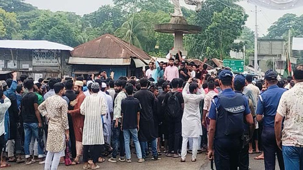 ভোলায় শিক্ষার্থীদের গণমিছিল ও সড়ক অবরোধ