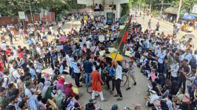 পলিটেকনিক শিক্ষার্থীদের ৬ দফা দাবিতে সড়ক অবরোধ