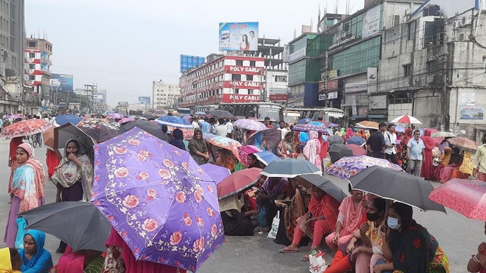 ঢাকা-ময়মনসিংহ মহাসড়ক অবরোধ শ্রমিকদের, যান চলাচল বন্ধ