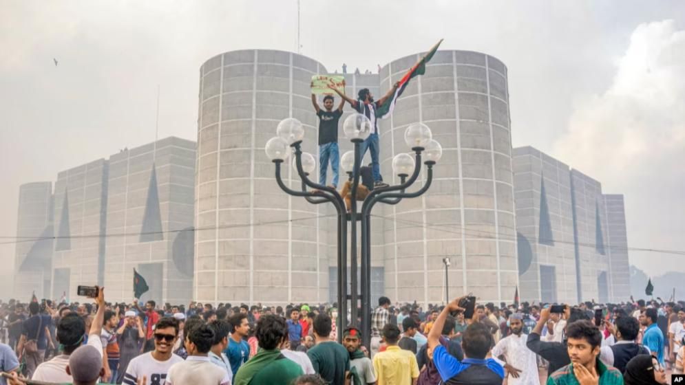 গণ-অভ্যুত্থানে সরকার অপসারণ ও পদত্যাগপত্রের গুরুত্বহীনতা