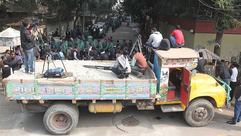 খালেদা জিয়ার বাসার সামনে বালুভর্তি ট্রাক রাখার ঘটনায় মামলা