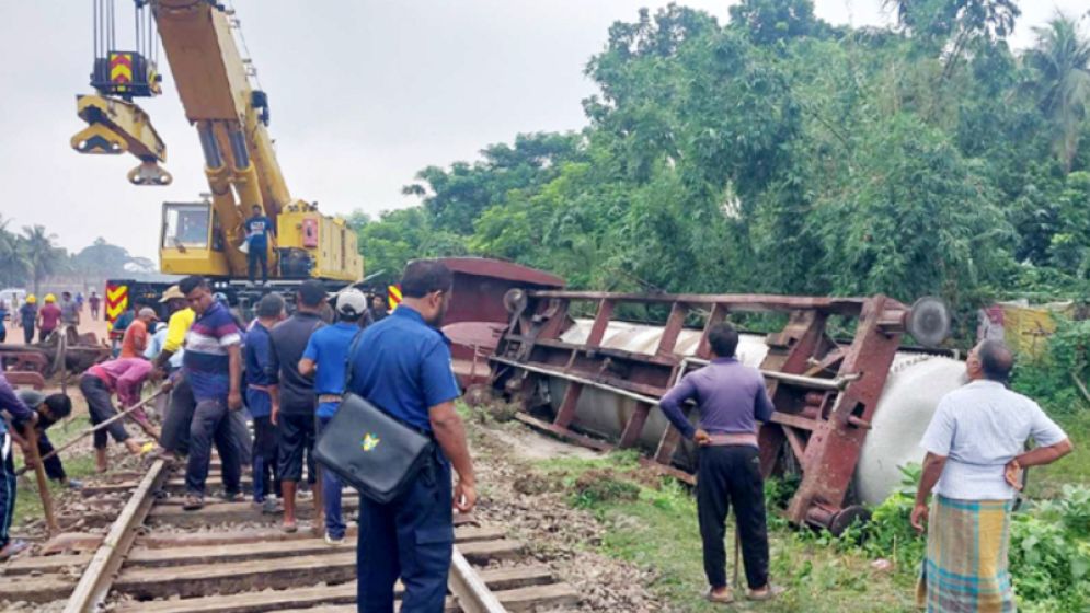 ট্যাংকার লাইনচ্যুত, খুলনার সঙ্গে সারাদেশের রেল যোগাযোগ বন্ধ