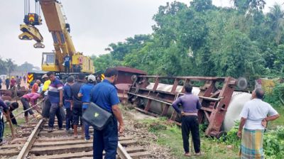 ট্যাংকার লাইনচ্যুত, খুলনার সঙ্গে সারাদেশের রেল যোগাযোগ বন্ধ