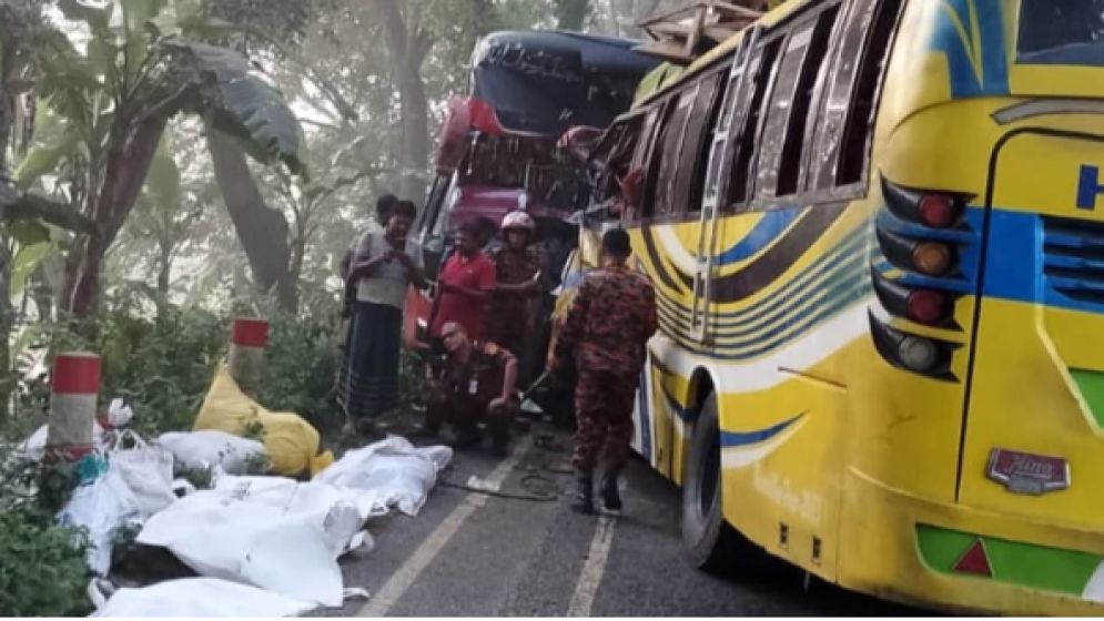 দুই বাসের মুখোমুখি সংঘর্ষে প্রাণ গেল ৫ জনের, আহত আরও ২০