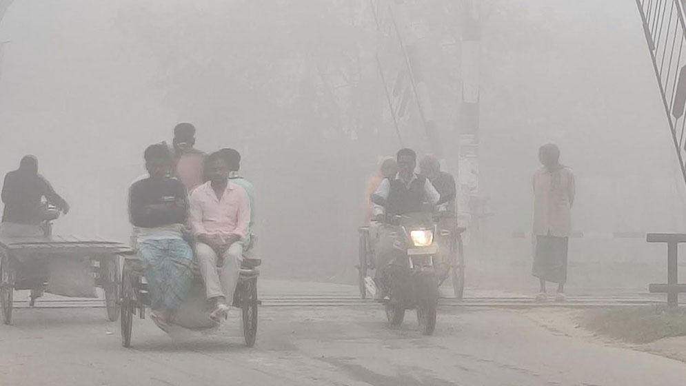 কুয়াশায় ঢাকা দিনাজপুর, তাপমাত্রা নামল ১৬ ডিগ্রিতে