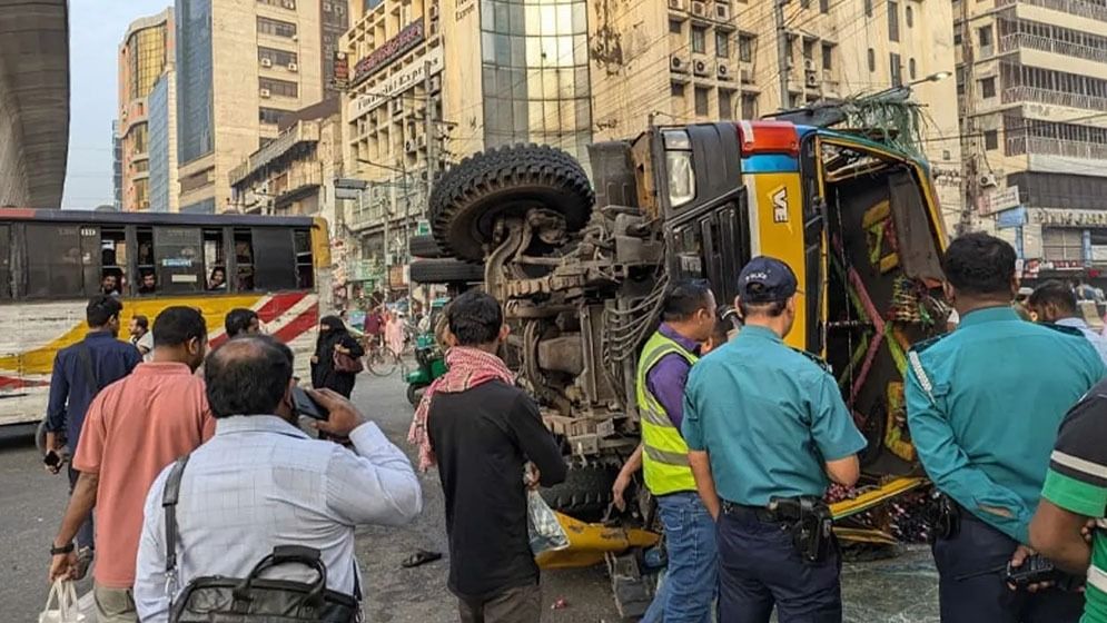 পল্টনে বাস-ট্রাক সংঘর্ষে নিহত ১