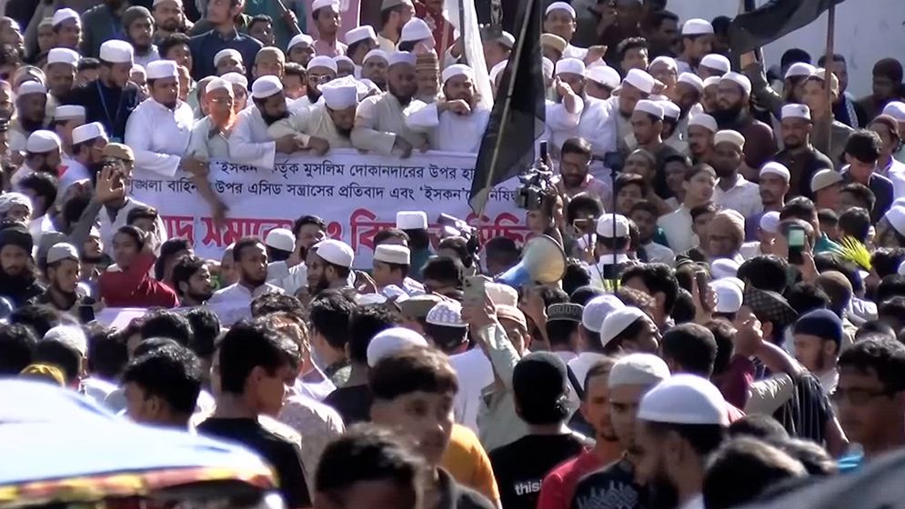 ইসকনকে জঙ্গি সংগঠন আখ্যা দিয়ে নিষিদ্ধের দাবি হেফাজত ইসলামের