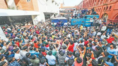 হিন্দুত্ববাদের পাতা ফাঁদে পা দেয়া যাবে না