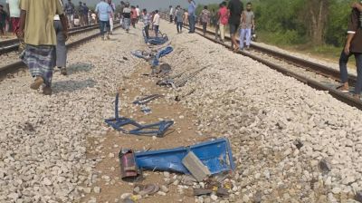 কুমিল্লায় ট্রেনের ধাক্কায় অটোরিকশার ৫ যাত্রী নিহত