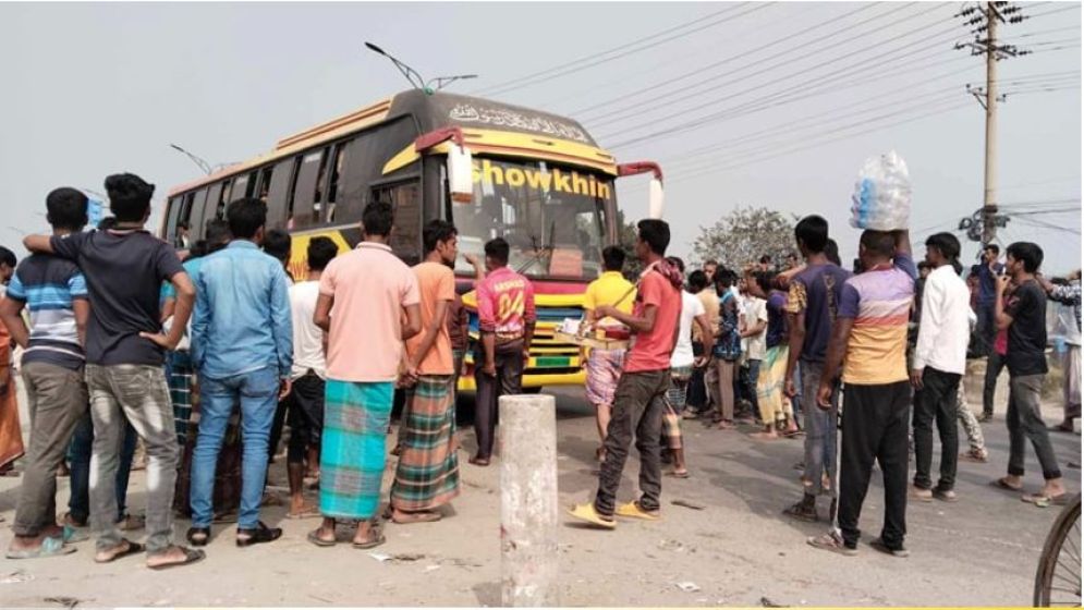 গাজীপুরে বেতনের দাবিতে বেক্সিমকোর শ্রমিকদের সড়ক অবরোধ