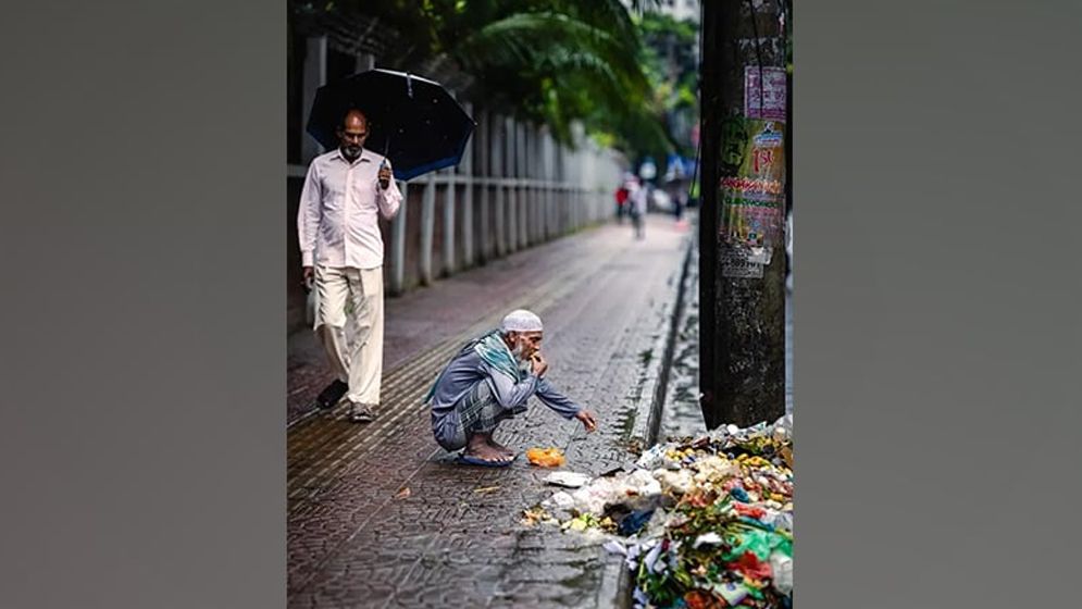 বাংলাদেশের রাস্তায় বৃদ্ধের উচ্ছিষ্ট খাওয়ার ছবিটি নিয়ে কী বলছে রিউমর স্ক্যানার