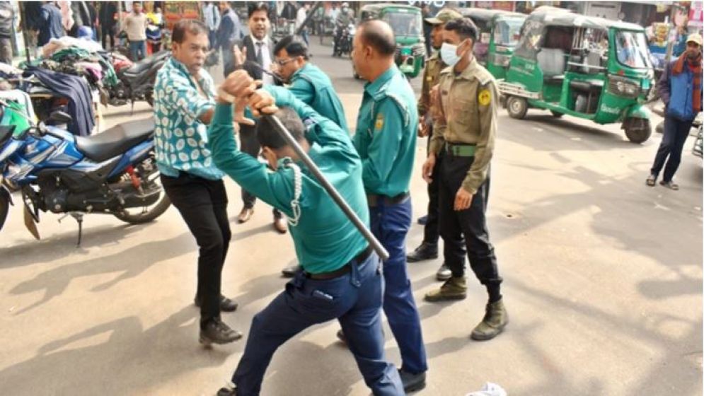 বল প্রয়োগ করায় পুলিশ সদস্যদের শাস্তির দাবি ৭১.৫% মানুষের