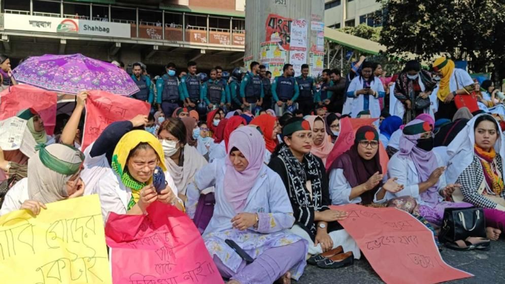 ভাতা বৃদ্ধির সিদ্ধান্তে ট্রেইনি চিকিৎসকেরা স্বাস্থ্যসেবায় ফিরছেন