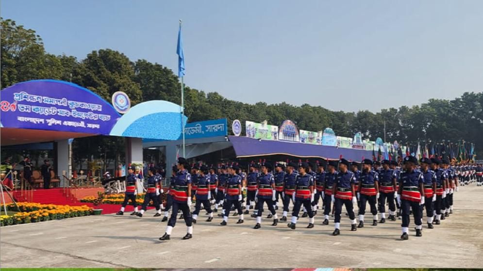 অবশেষে মাঠে গড়াল ৪০তম ব্যাচের এসআইদের সমাপনী কুচকাওয়াজ