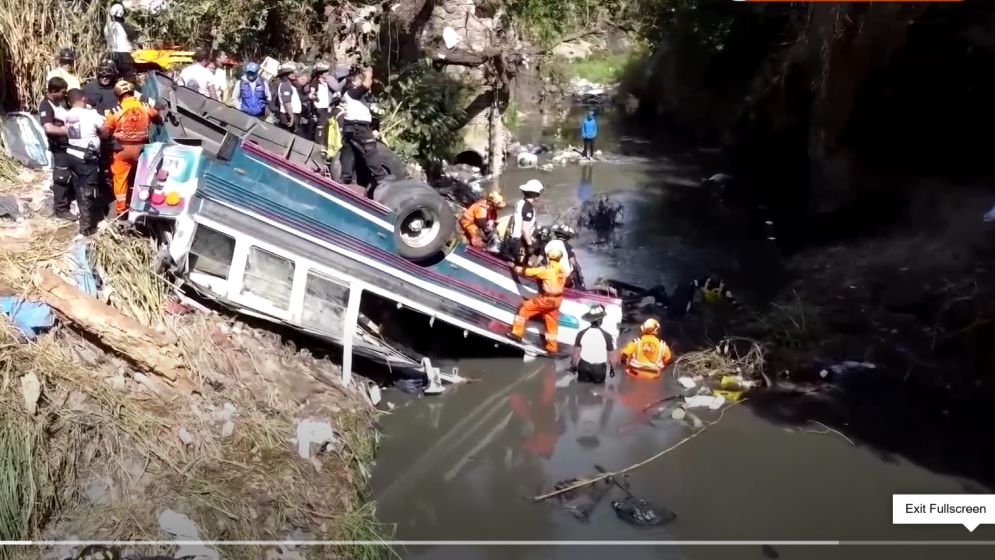 গুয়াতেমালা সিটিতে সেতু থেকে বাস খাদে পড়ে নিহত অন্তত ৫১ জন