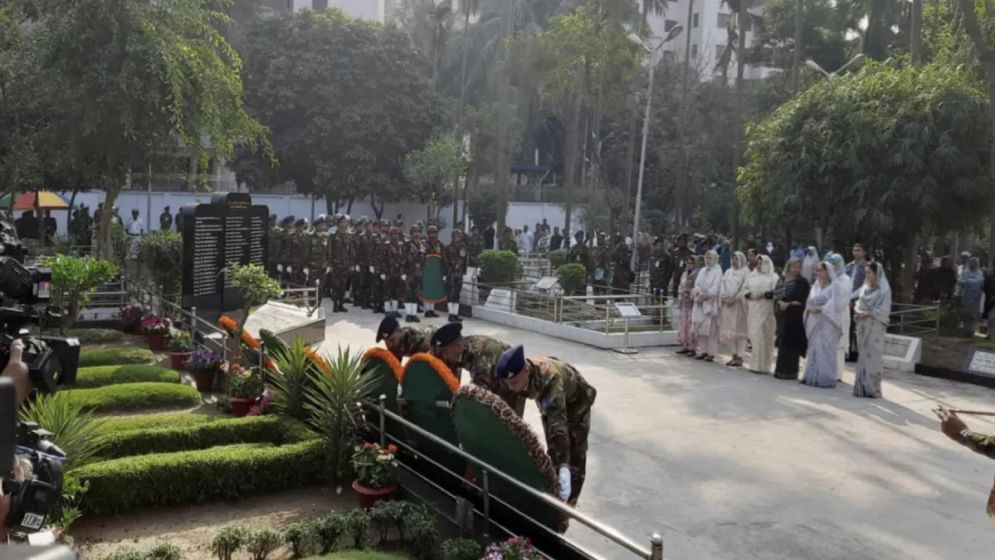 শহীদ সেনা দিবসে স্বরাষ্ট্র উপদেষ্টার শ্রদ্ধা নিবেদন